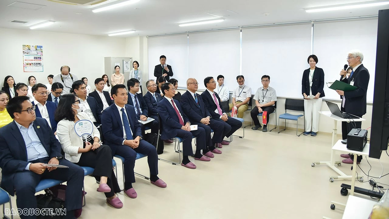 Bộ trưởng Ngoại giao Bùi Thanh Sơn thăm nhà máy Ebetsu của Coop Sapporo tại Hokkaido và giao lưu với thực tập sinh Việt Nam Bộ trưởng Ngoại giao Bùi Thanh Sơn thăm nhà máy Ebetsu của Coop Sapporo tại Hokkaido và giao lưu với thực tập sinh Việt Nam