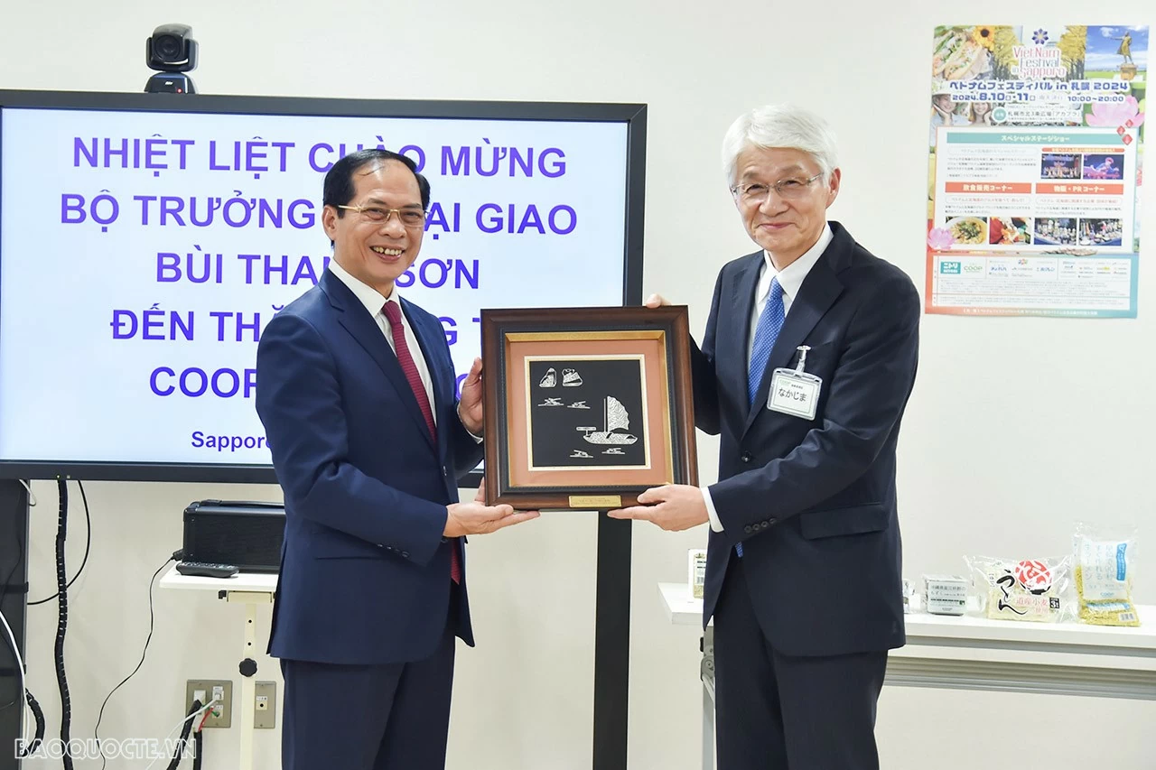 Bộ trưởng Ngoại giao Bùi Thanh Sơn thăm nhà máy Ebetsu của Coop Sapporo tại Hokkaido và giao lưu với thực tập sinh Việt Nam Bộ trưởng Ngoại giao Bùi Thanh Sơn thăm nhà máy Ebetsu của Coop Sapporo tại Hokkaido và giao lưu với thực tập sinh Việt Nam