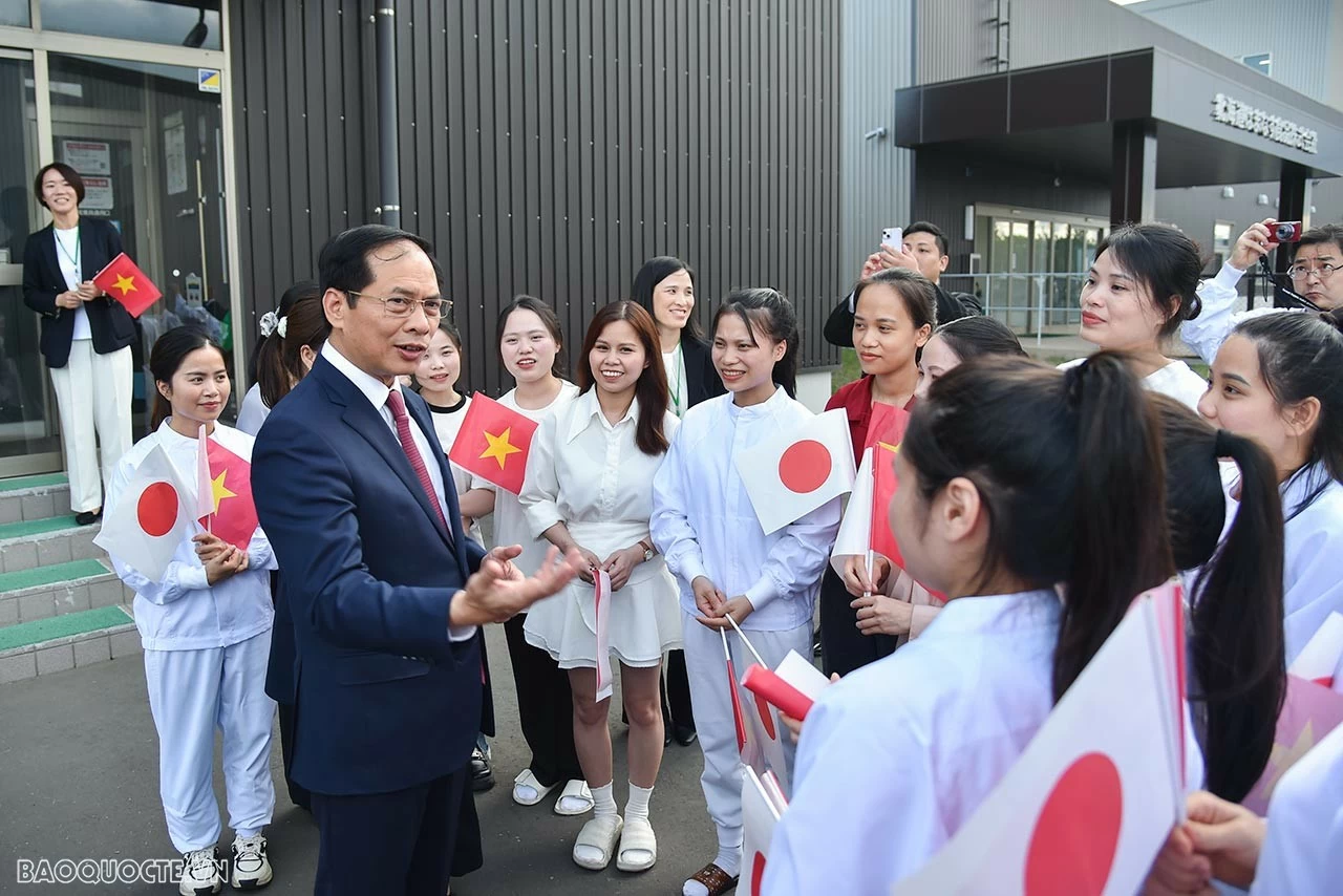 Bộ trưởng Ngoại giao Bùi Thanh Sơn thăm nhà máy Ebetsu của Coop Sapporo tại Hokkaido và giao lưu với thực tập sinh Việt Nam Bộ trưởng Ngoại giao Bùi Thanh Sơn thăm nhà máy Ebetsu của Coop Sapporo tại Hokkaido và giao lưu với thực tập sinh Việt Nam