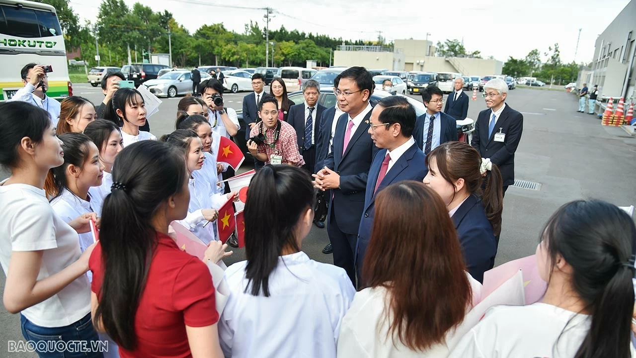 Bộ trưởng Ngoại giao Bùi Thanh Sơn thăm nhà máy Ebetsu của Coop Sapporo tại Hokkaido và giao lưu với thực tập sinh Việt Nam Bộ trưởng Ngoại giao Bùi Thanh Sơn thăm nhà máy Ebetsu của Coop Sapporo tại Hokkaido và giao lưu với thực tập sinh Việt Nam