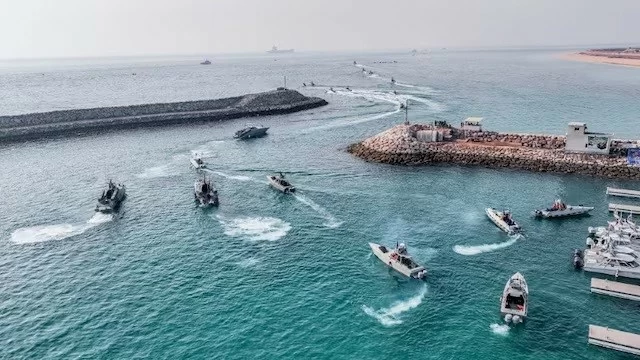 Các tàu cao tốc của Hải quân Iran di chuyển trong một cuộc tập trận ở đảo Abu Musa, ngày 2/8/2023. (Nguồn: Reuters) Các tàu cao tốc của Hải quân Iran di chuyển trong một cuộc tập trận ở đảo Abu Musa, ngày 2/8/2023. (Nguồn: Reuters)