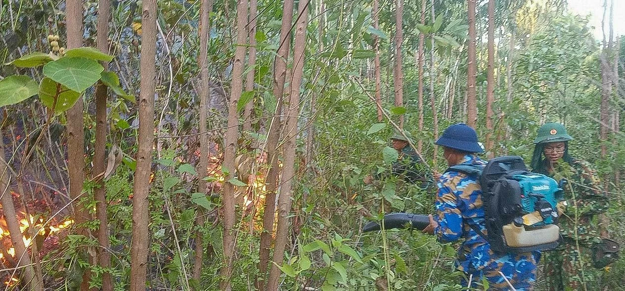 Cán bộ, nhân viên Trạm 535 tham gia chữa cháy. (Ảnh: Ngọc Thạch) Cán bộ, nhân viên Trạm 535 tham gia chữa cháy. (Ảnh: Ngọc Thạch)