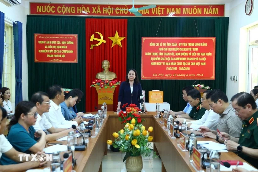Phó Chủ tịch nước Võ Thị Ánh Xuân thăm và tặng quà nạn nhân chất độc da cam thành phố Hà Nội Phó Chủ tịch nước Võ Thị Ánh Xuân thăm và tặng quà nạn nhân chất độc da cam thành phố Hà Nội