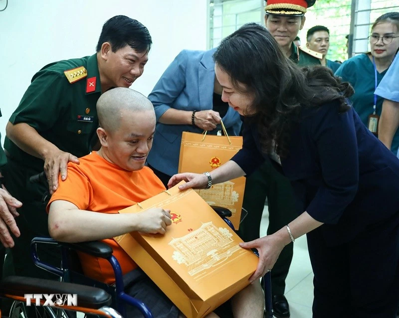Phó Chủ tịch nước Võ Thị Ánh Xuân thăm và tặng quà nạn nhân chất độc da cam thành phố Hà Nội Phó Chủ tịch nước Võ Thị Ánh Xuân thăm và tặng quà nạn nhân chất độc da cam thành phố Hà Nội