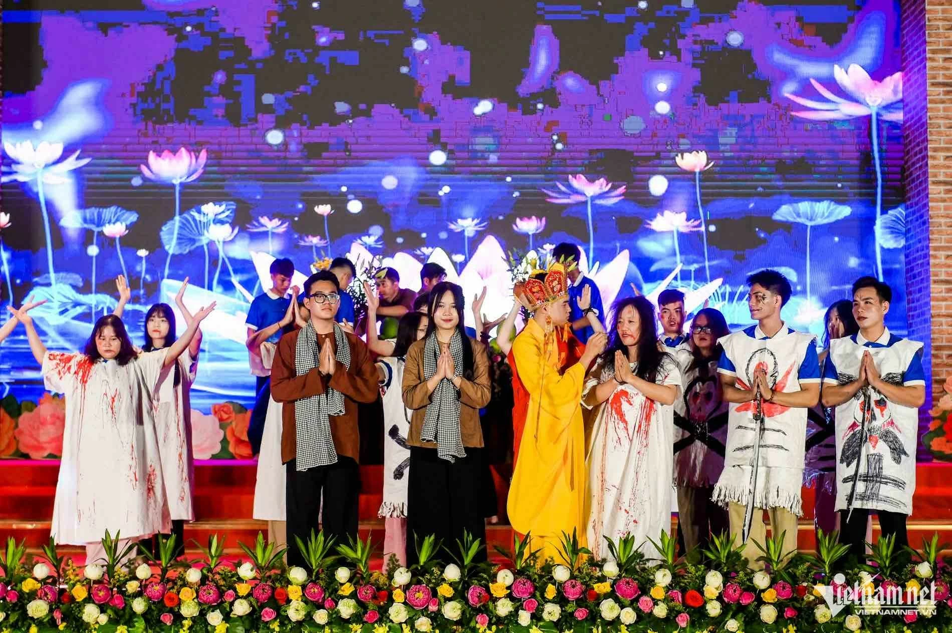 Hàng nghìn người dự lễ Vu Lan tại ngôi chùa lớn nhất thế giới Mặc nắng nóng cao điểm, hàng nghìn người dự lễ Vu Lan tại chùa Tam Chúc