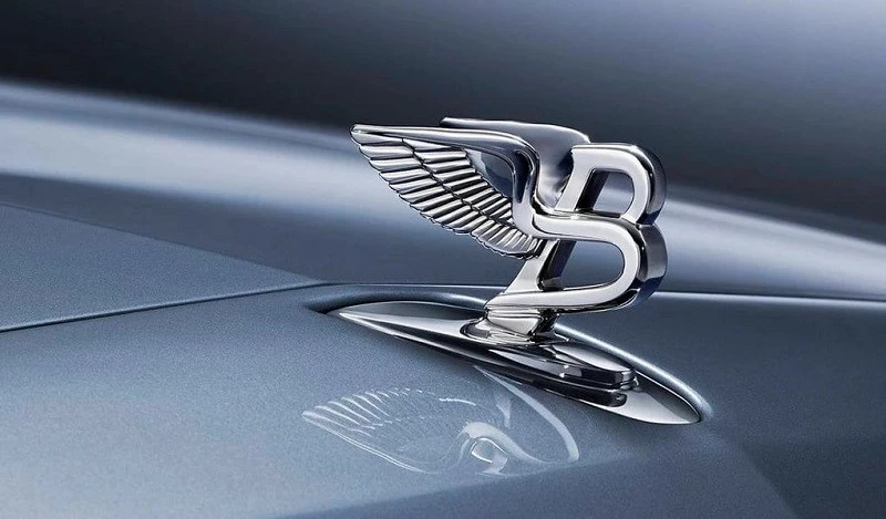 Logo hình chữ B có cánh trên mũi xe Bentley Logo hình chữ B có cánh trên mũi xe Bentley