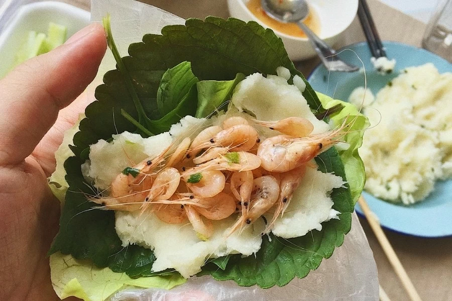 Khoai mì quết cuốn bánh tráng chấm mắm tỏi ớt. Khoai mì quết cuốn bánh tráng chấm mắm tỏi ớt.