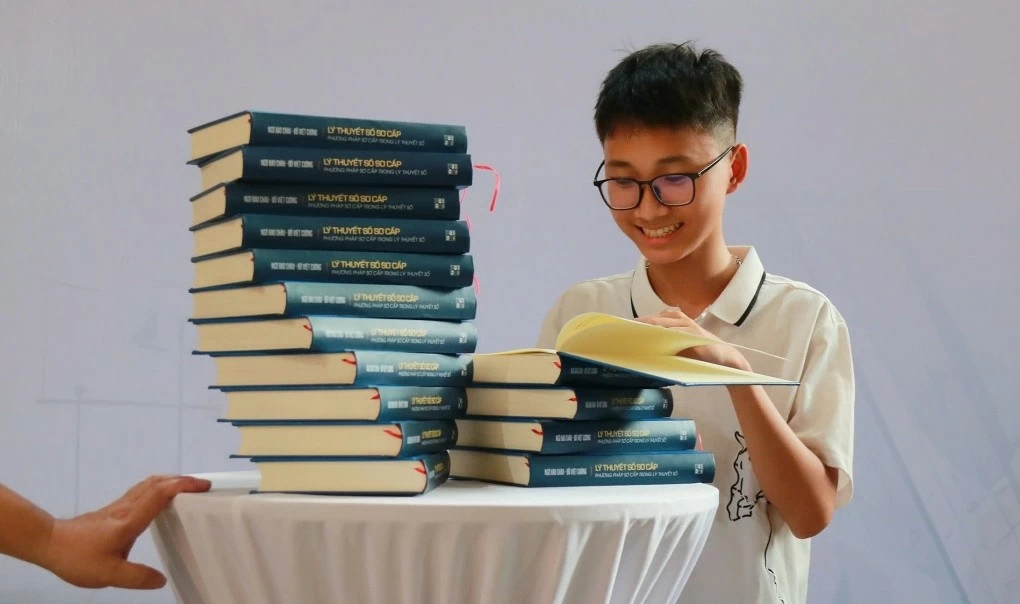 GS Ngô Bảo Châu ra mắt sách Toán đầu tiên được xuất bản tại Việt Nam GS Ngô Bảo Châu ra mắt sách Toán đầu tiên được xuất bản tại Việt Nam