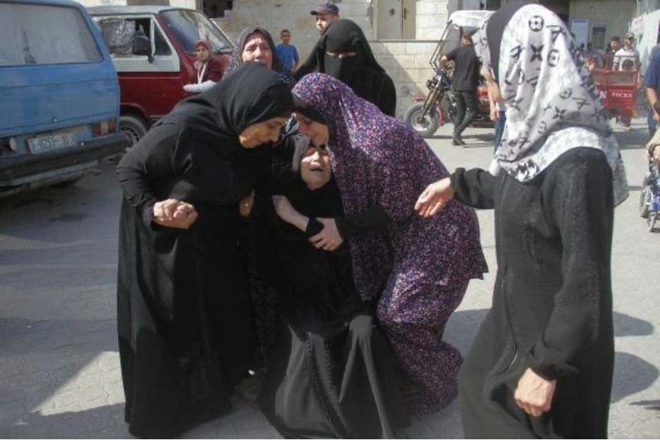 Những phụ nữ Palestine sau cuộc tấn công của Israel vào trường học - nơi trú ẩn của những người di tản khiến hàng chục người thiệt mạng tại Thành phố Gaza vào ngày 10/8. (Nguồn: Reuters) Những phụ nữ Palestine sau cuộc tấn công của Israel vào trường học - nơi trú ẩn của những người di tản khiến hàng chục người thiệt mạng tại Thành phố Gaza vào ngày 10/8. (Nguồn: Reuters)