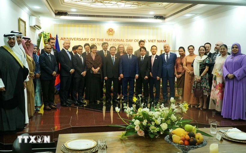 Phó Chủ tịch Quốc hội Nguyễn Khắc Định và Đại sứ Trần Anh Vũ chụp ảnh kỷ niệm cùng Đại sứ các nước tại Brunei. (Nguồn: TTXVN) Phó Chủ tịch Quốc hội Nguyễn Khắc Định và Đại sứ Trần Anh Vũ chụp ảnh kỷ niệm cùng Đại sứ các nước tại Brunei. (Nguồn: TTXVN)