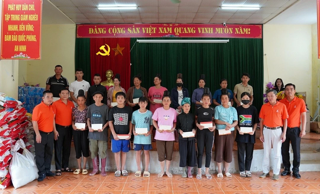 Đoàn công tác Petrovietnam thăm hỏi, hỗ trợ người dân Sơn La và Điện Biên khắc phục hậu quả mưa lũ Đoàn công tác Petrovietnam thăm hỏi, hỗ trợ người dân Sơn La và Điện Biên khắc phục hậu quả mưa lũ