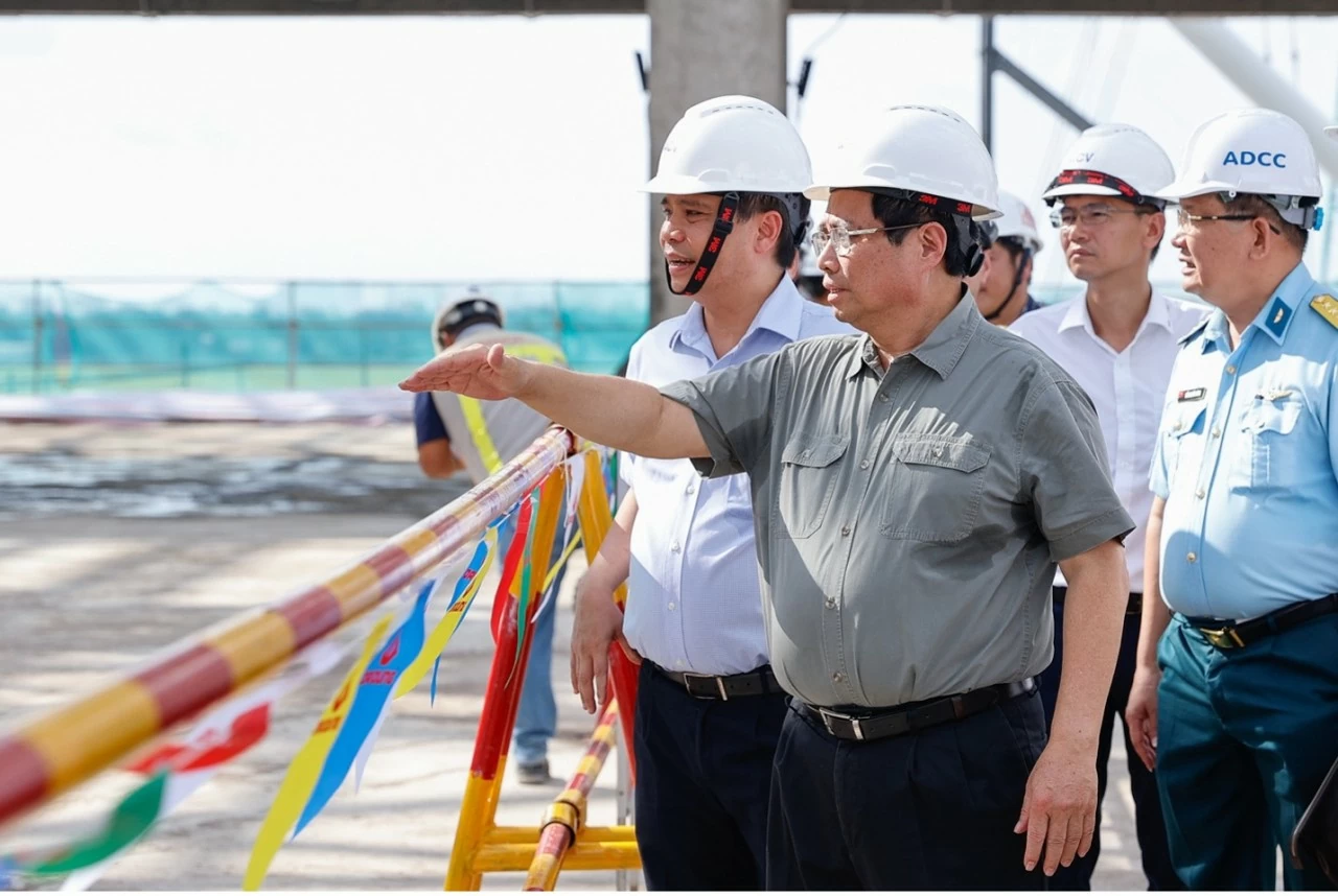 Thủ tướng Phạm Minh Chính đi kiểm tra tình hình thực hiện Dự án xây dựng nhà ga hành khách T3 – Cảng hàng không quốc tế Tân Sơn Nhất - Ảnh: VGP/Nhật Bắc