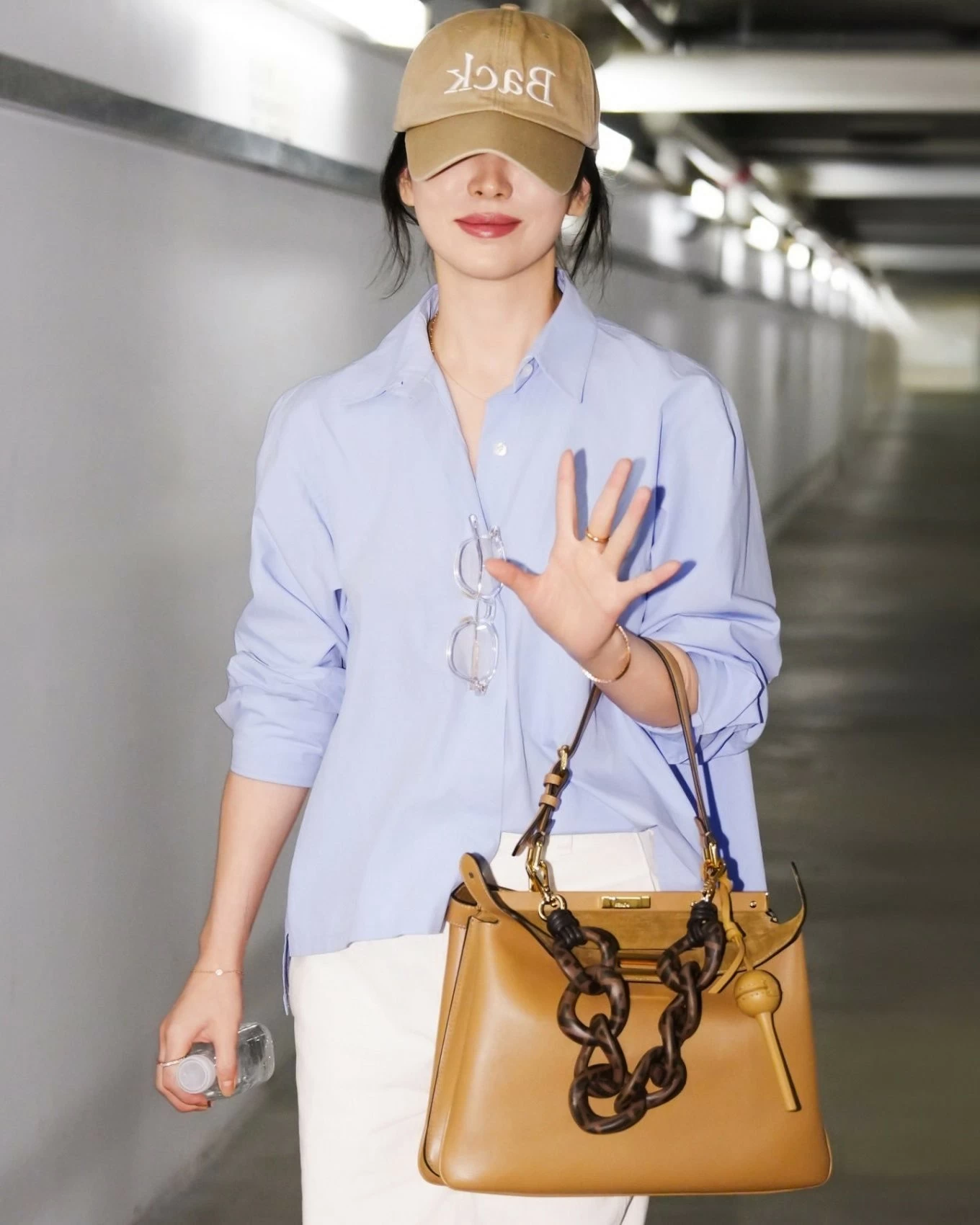 Song Hye Kyo diện trang phục trẻ trung, đơn giản khi ra sân bay đi Hong Kong. (Ảnh: Instagram) Song Hye Kyo diện trang phục trẻ trung, đơn giản khi ra sân bay đi Hong Kong. (Ảnh: Instagram)