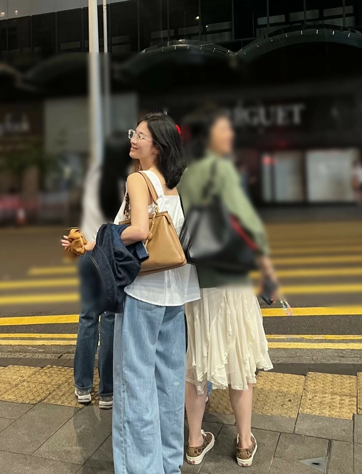 Song Hye Kyo cười tươi khi dạo phố Hong Kong cùng bạn bè. Song Hye Kyo cười tươi khi dạo phố Hong Kong cùng bạn bè.