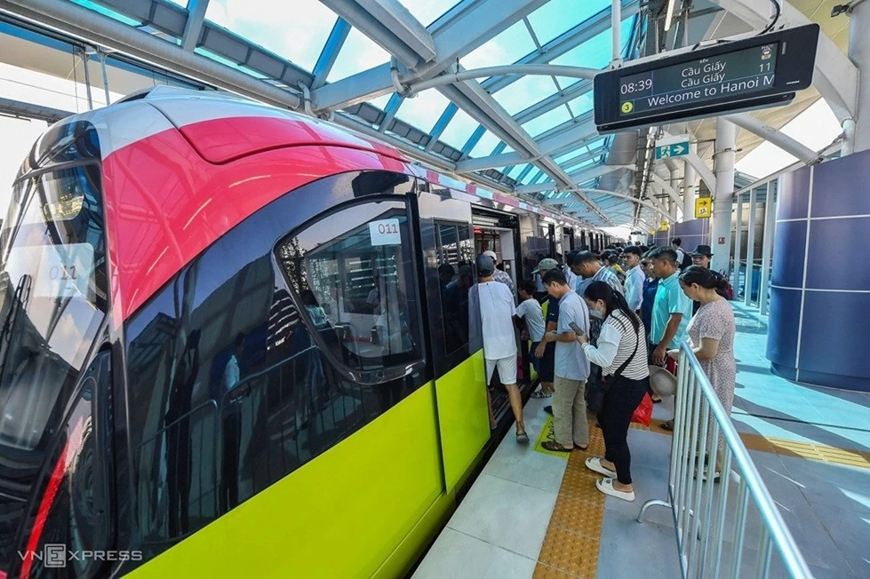 Dân hào hứng trải nghiệm metro Nhổn-Cầu Giấy. (Ảnh: Giang Huy) Dân hào hứng trải nghiệm metro Nhổn-Cầu Giấy. (Ảnh: Giang Huy)