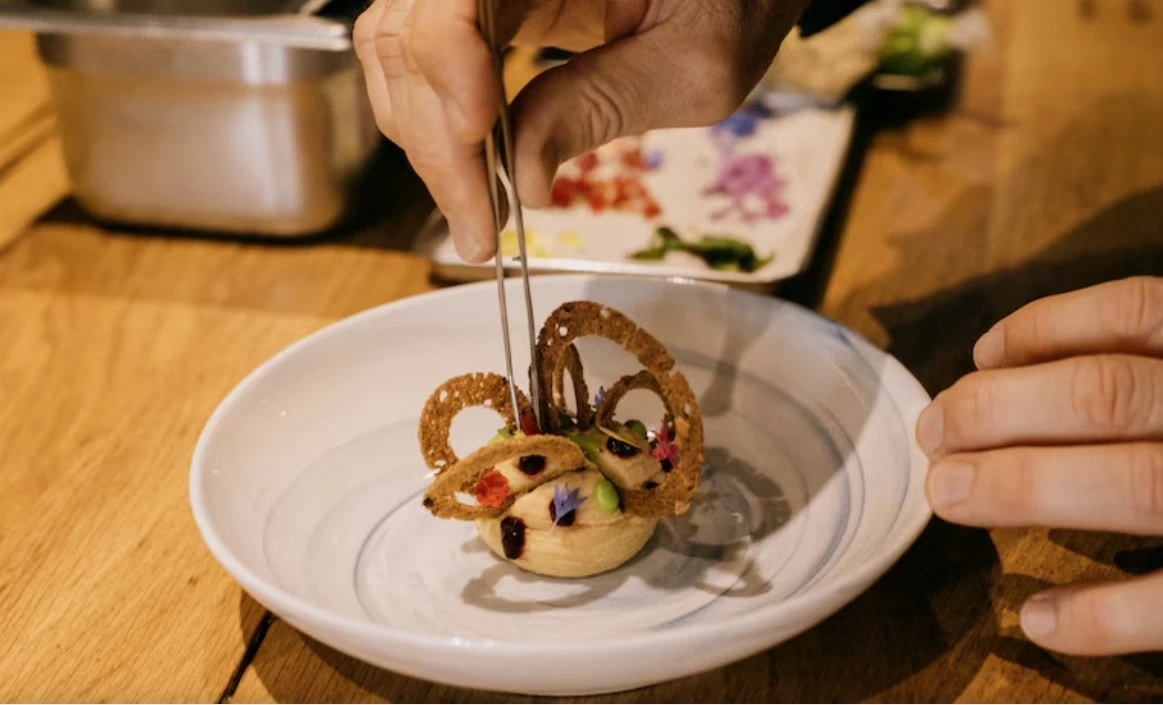 Đầu bếp người Pháp Alexandre Mazzia thiết kế món ăn dành cho các vận động viên. Ảnh: Washington Post Đầu bếp người Pháp Alexandre Mazzia thiết kế món ăn dành cho các vận động viên. Ảnh: Washington Post