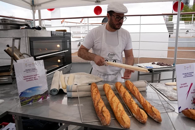 Món bánh mỳ dài được phục vụ tại Olympic Paris. (Nguồn: US News) Món bánh mỳ dài được phục vụ tại Olympic Paris. (Nguồn: US News)