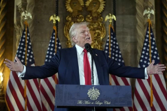 Cựu Tổng thống Mỹ Donald Trump tại cuộc họp báo ở khu nghỉ dưỡng Mar-a-Lago tại Palm Beach, Florida, ngày 8/8. Ông đánh giá Cục Dự trữ Liên bang Mỹ (Fed) đã “mắc rất nhiều sai lầm”, đồng thời cho rằng người đứng đầu Nhà Trắng ít nhất nên có tiếng nói về chính sách tiền tệ. Cựu Tổng thống Trump cũng bày tỏ tin tưởng vào khả năng của ông đối với những quyết sách của Fed. (Nguồn: AP) Cựu Tổng thống Mỹ Donald Trump tại cuộc họp báo ở khu nghỉ dưỡng Mar-a-Lago tại Palm Beach, Florida, ngày 8/8. Ông đánh giá Cục Dự trữ Liên bang Mỹ (Fed) đã “mắc rất nhiều sai lầm”, đồng thời cho rằng người đứng đầu Nhà Trắng ít nhất nên có tiếng nói về c