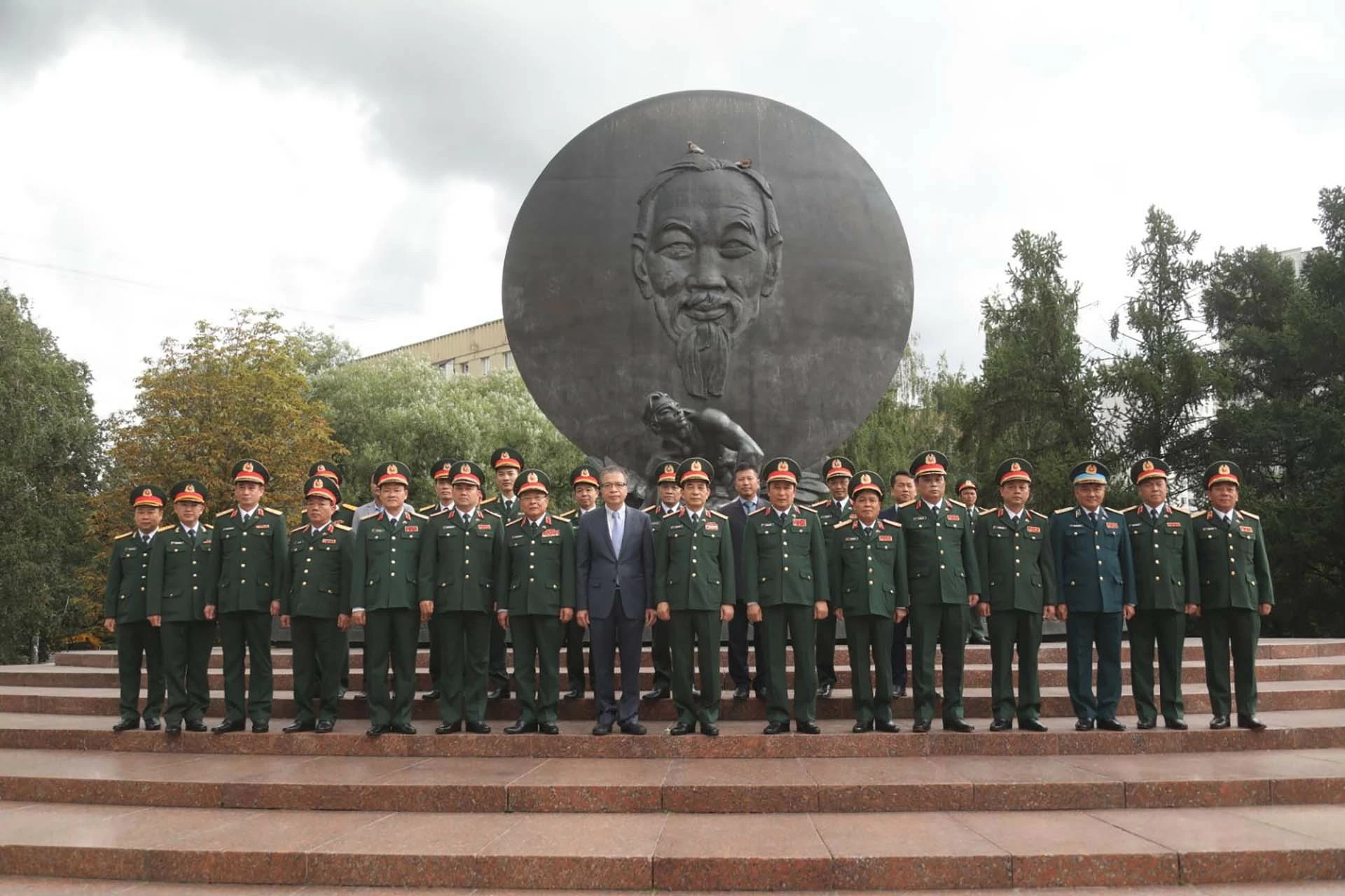 Đại tướng Phan Văn Giang dâng hoa tại Tượng đài Chủ tịch Hồ Chí Minh, thăm Đại sứ quán Việt Nam tại Liên bang Nga Đại tướng Phan Văn Giang dâng hoa tại Tượng đài Chủ tịch Hồ Chí Minh, thăm Đại sứ quán Việt Nam tại Liên bang Nga
