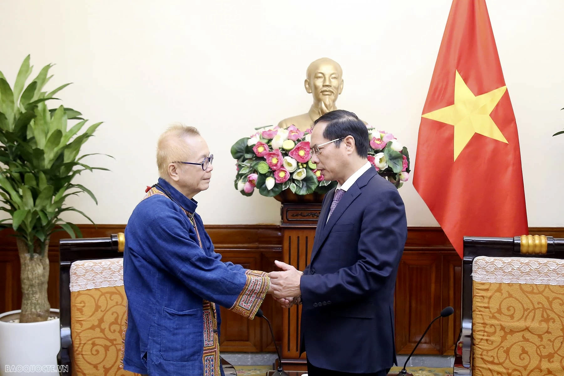 Bộ trưởng Bùi Thanh Sơn tiếp Giáo sư Ngô Thanh Nhàn