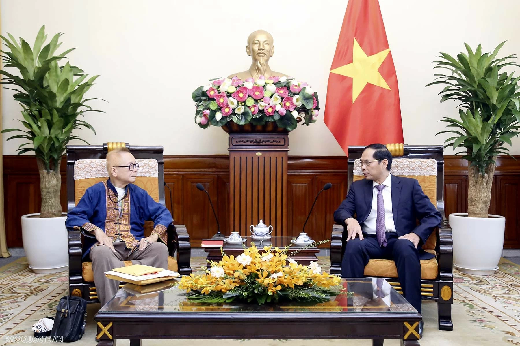 Bộ trưởng Bùi Thanh Sơn tiếp Giáo sư Ngô Thanh Nhàn