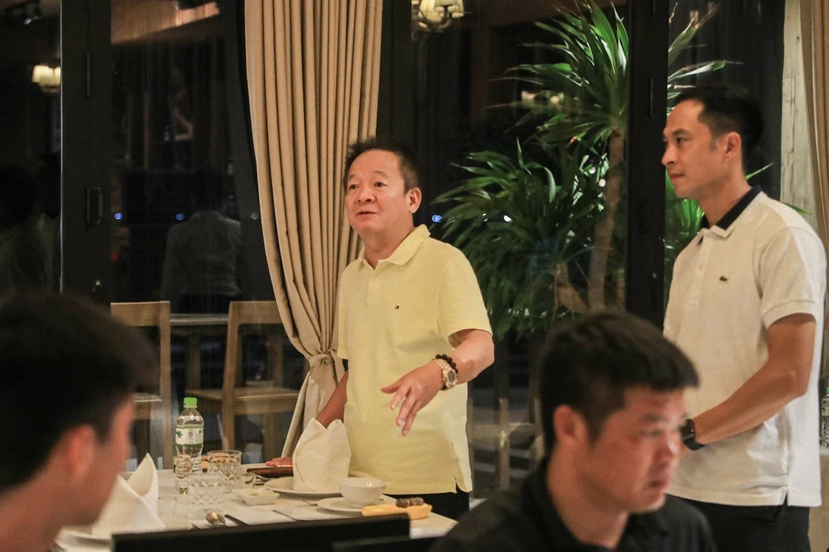 CLB Hà Nội mới có chuyến tập huấn kéo dài 10 ngày tại Đà Nẵng. Trước khi trở lại Thủ đô tiếp tục tập luyện, lãnh đạo đội bóng tổ chức một bữa tiệc nhằm lên tinh thần cho toàn đội. Bầu Hiển cũng góp mặt tại bữa tiệc này để khích lệ các cầu thủ. (Nguồn: CLB Hà Nội)