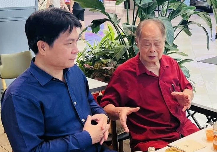 Tổng Lãnh sự Nguyễn Việt Dũng bày tỏ sự tri ân đối với những đóng góp to lớn và bền bỉ của đồng chí Hoàng Quần trong cuộc kháng chiến chống Pháp của Việt Nam và việc vun đắp quan hệ hữu nghị giữa nhân dân hai nước. Tổng Lãnh sự Nguyễn Việt Dũng bày tỏ sự tri ân đối với những đóng góp to lớn và bền bỉ của đồng chí Hoàng Quần trong cuộc kháng chiến chống Pháp của Việt Nam và việc vun đắp quan hệ hữu nghị giữa nhân dân hai nước.