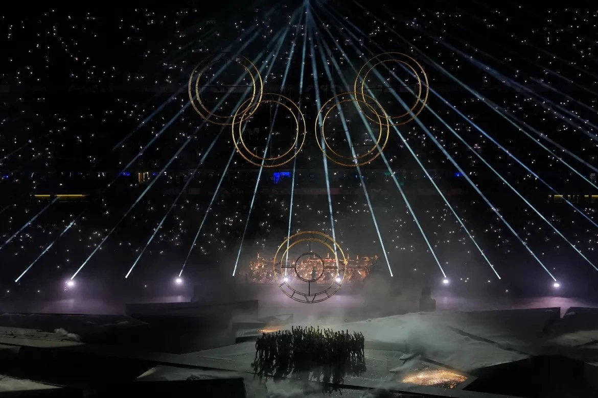 Màn trao cờ ấn tượng tại lễ bế mạc Olympic Paris 2024 Màn trao cờ ấn tượng tại lễ bế mạc Olympic Paris 2024