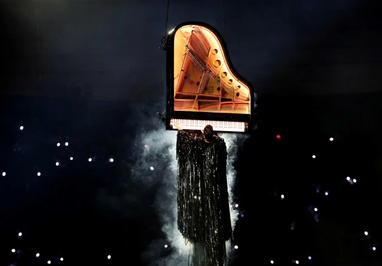 Màn trao cờ ấn tượng tại lễ bế mạc Olympic Paris 2024 Màn trao cờ ấn tượng tại lễ bế mạc Olympic Paris 2024