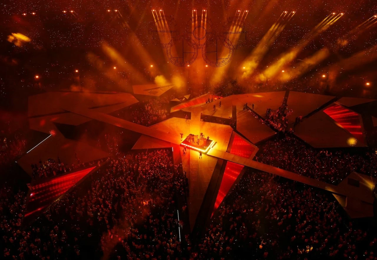 Màn trao cờ ấn tượng tại lễ bế mạc Olympic Paris 2024 Màn trao cờ ấn tượng tại lễ bế mạc Olympic Paris 2024