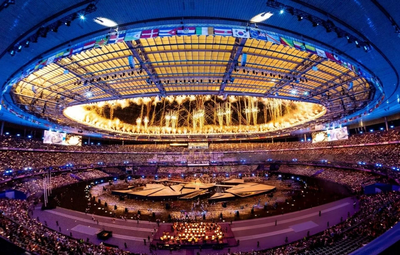 Màn trao cờ ấn tượng tại lễ bế mạc Olympic Paris 2024 Màn trao cờ ấn tượng tại lễ bế mạc Olympic Paris 2024