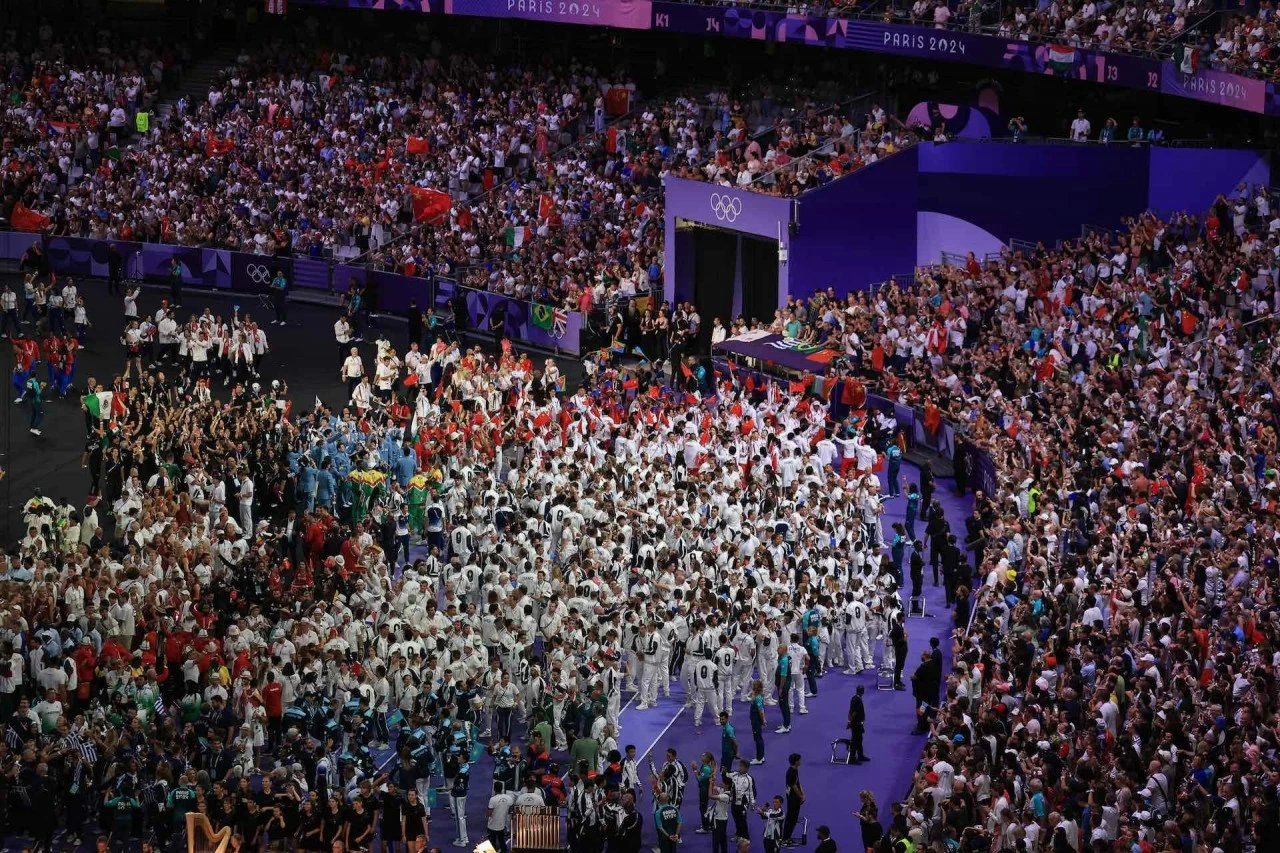 Màn trao cờ ấn tượng tại lễ bế mạc Olympic Paris 2024 Màn trao cờ ấn tượng tại lễ bế mạc Olympic Paris 2024