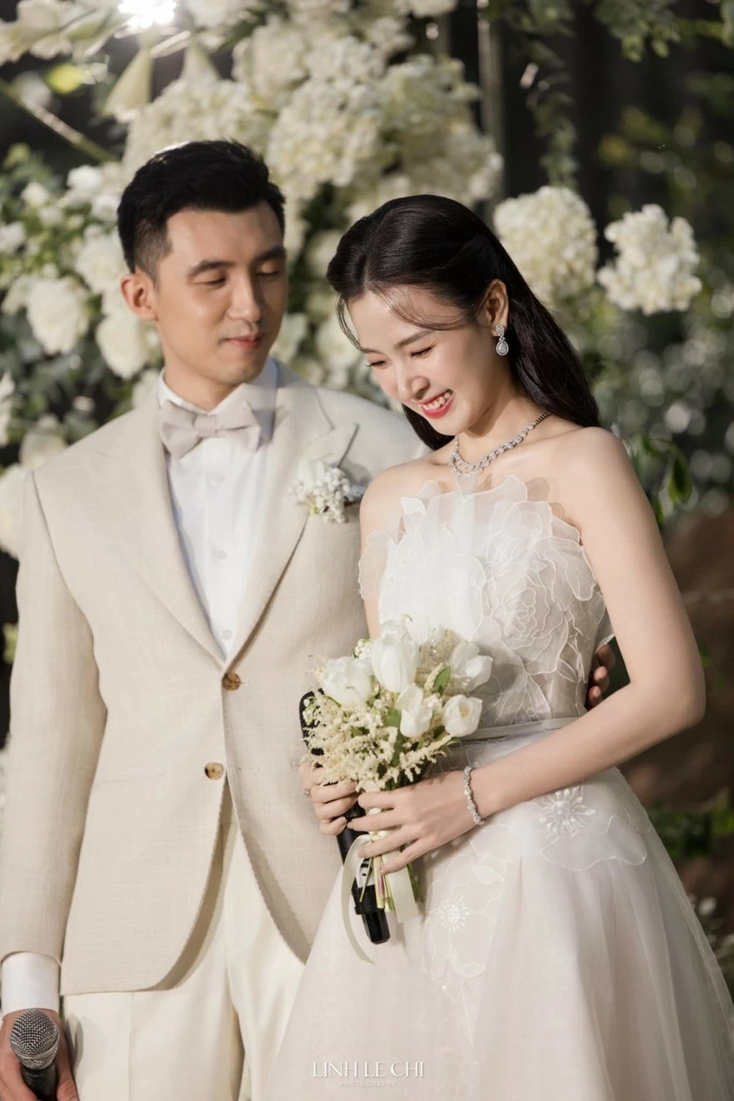 Ánh mắt đặc biệt của doanh nhân Minh Đạt dành cho người vợ diễn viên Midu Ánh mắt đặc biệt của doanh nhân Minh Đạt dành cho người vợ diễn viên Midu