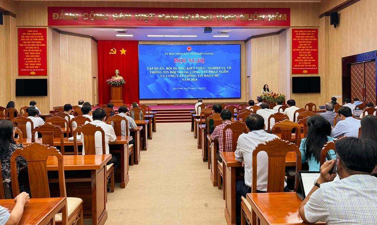 Thứ trưởng Ngoại giao Lê Thị Thu Hằng tham dự và là báo cáo viên tại Hội nghị tập huấn, bồi dưỡng kiến thức, nghiệp vụ về thông tin đối ngoại, công tác phát ngôn và cung cấp thông tin báo chí năm 2024 của tỉnh Kiên Giang. Thứ trưởng Ngoại giao Lê Thị Thu Hằng tham dự và là báo cáo viên tại Hội nghị tập huấn, bồi dưỡng kiến thức, nghiệp vụ về thông tin đối ngoại, công tác phát ngôn và cung cấp thông tin báo chí năm 2024 của tỉnh Kiên Giang.