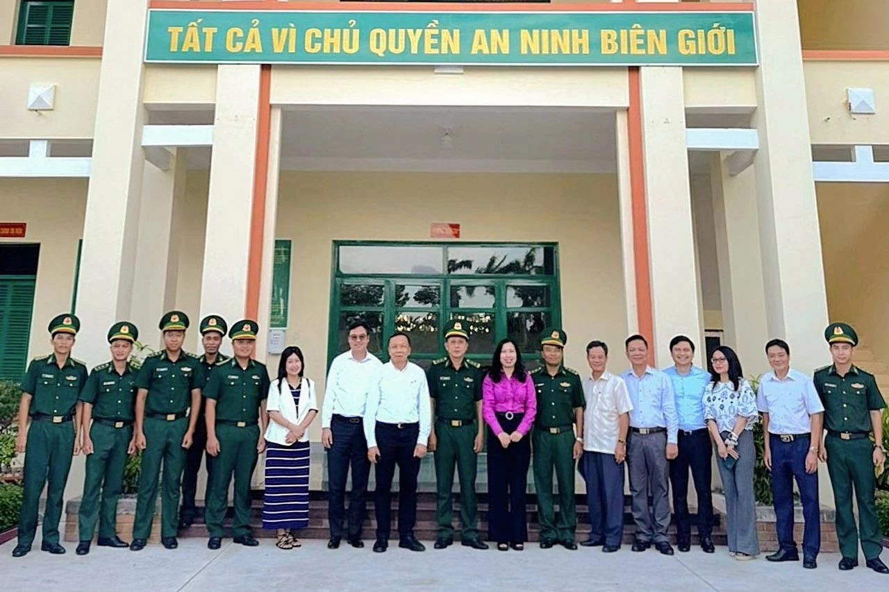 Đoàn công tác đã đến thăm cột mốc 313 và 314 - cột mốc có số thứ tự cuối cùng trên tuyến biên giới đất liền Việt Nam-Campuchia, làm việc với Đồn biên phòng Cửa khẩu quốc tế Hà Tiên, tỉnh Kiên Giang. Đoàn công tác đã đến thăm cột mốc 313 và 314 - cột mốc có số thứ tự cuối cùng trên tuyến biên giới đất liền Việt Nam-Campuchia, làm việc với Đồn biên phòng Cửa khẩu quốc tế Hà Tiên, tỉnh Kiên Giang.