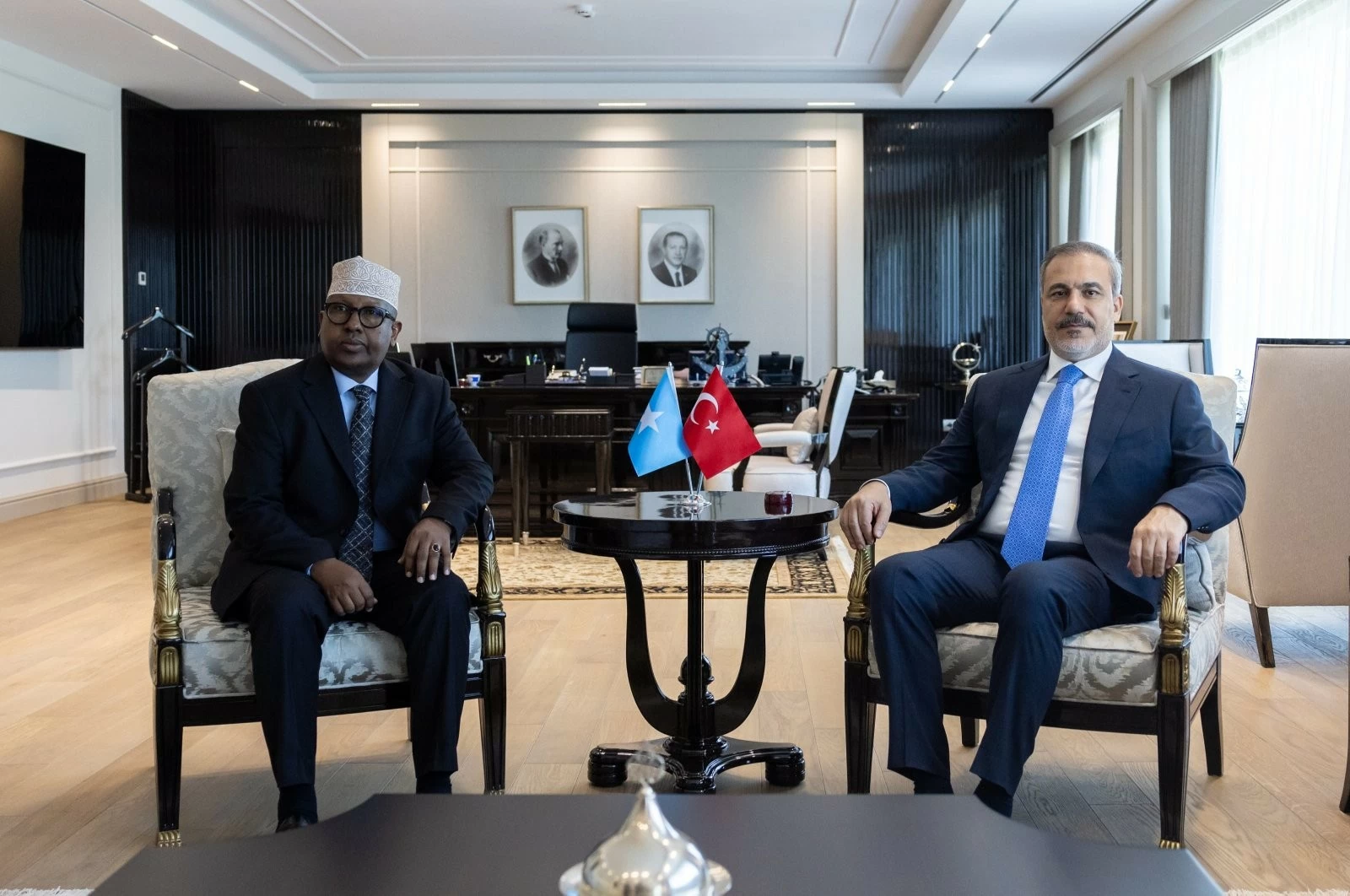 Somalia-Ethiopia đàm phán giải quyết vấn đề chủ quyền, Thổ Nhĩ Kỳ nỗ lực vào vai người hòa giải. Anadolu Ngoại trưởng Thổ Nhĩ Kỳ Hakan Fidan (phải) gặp người đồng cấp Somalia Ahmed Moallim Fiqi tại thủ đô Ankara ngày 12/8. (Nguồn: Anadolu)