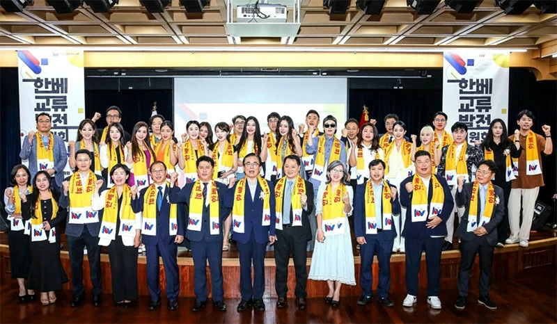 Lễ ra mắt Ủy ban Phát triển Giao lưu Hàn - Việt: ‘Cánh cửa giao lưu dân sự giữa hai nước đã được mở rộng’ Lễ ra mắt Ủy ban Phát triển Giao lưu Hàn - Việt: ‘Cánh cửa giao lưu dân sự giữa hai nước đã được mở rộng’