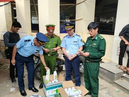 Đội QLTT số 1 phối hợp với Đồn Biên phòng Pha Long và Công an huyện Mường Khương thu giữ thuốc BVTV tại Chợ phiên Pha Long Đội QLTT số 1 phối hợp với Đồn Biên phòng Pha Long và Công an huyện Mường Khương thu giữ thuốc BVTV tại Chợ phiên Pha Long