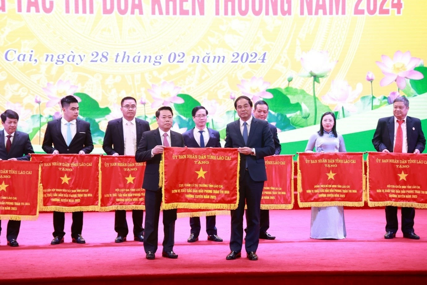 Đ/c Đỗ Du Bắc, Cục trưởng Cục QLTT tỉnh Lào Cai nhận Cờ thi đua năm 2023 của UBND tỉnh Lào Cai. Đ/c Đỗ Du Bắc, Cục trưởng Cục QLTT tỉnh Lào Cai nhận Cờ thi đua năm 2023 của UBND tỉnh Lào Cai.