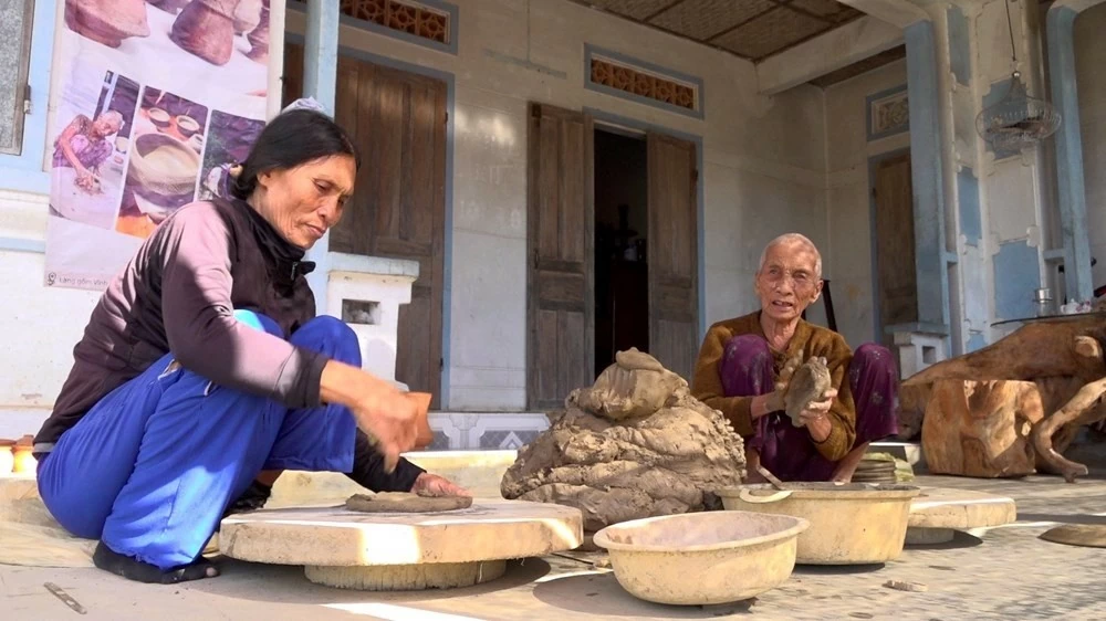Nghề làm gốm ở Sa Huỳnh và nghề làm chiếu Cà Hom là Di sản văn hóa phi vật thể quốc gia Nghề làm gốm ở Sa Huỳnh và nghề làm chiếu Cà Hom là Di sản văn hóa phi vật thể quốc gia