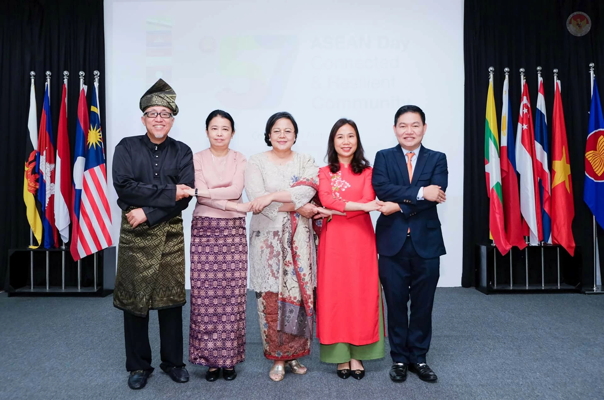 Đại sứ các nước ASEAN chụp ảnh tại sự kiện. Đại sứ các nước ASEAN chụp ảnh tại sự kiện.