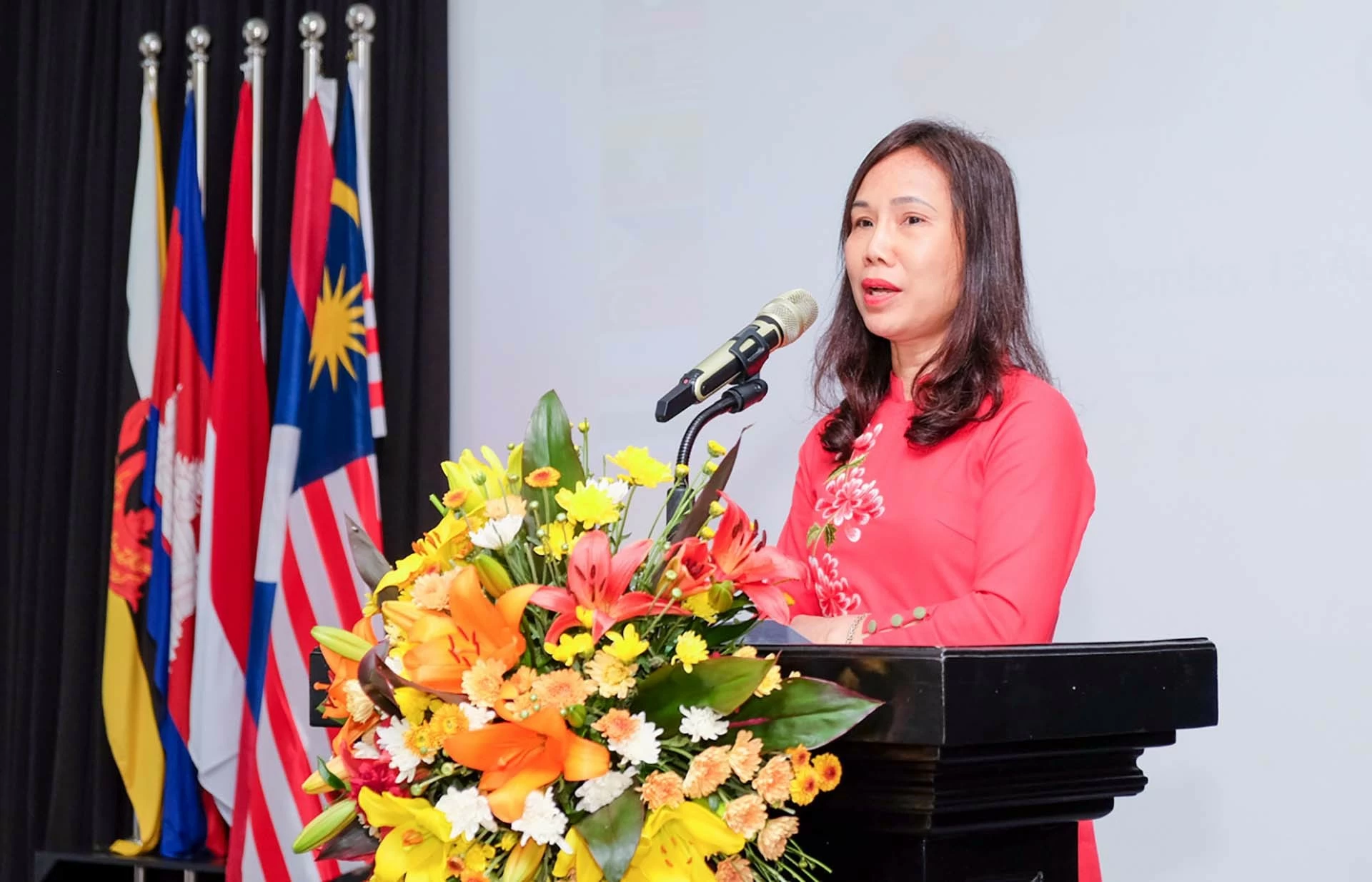 Đại sứ Trịnh Thị Tâm phát biểu tại buổi lễ. Đại sứ Trịnh Thị Tâm phát biểu tại buổi lễ.