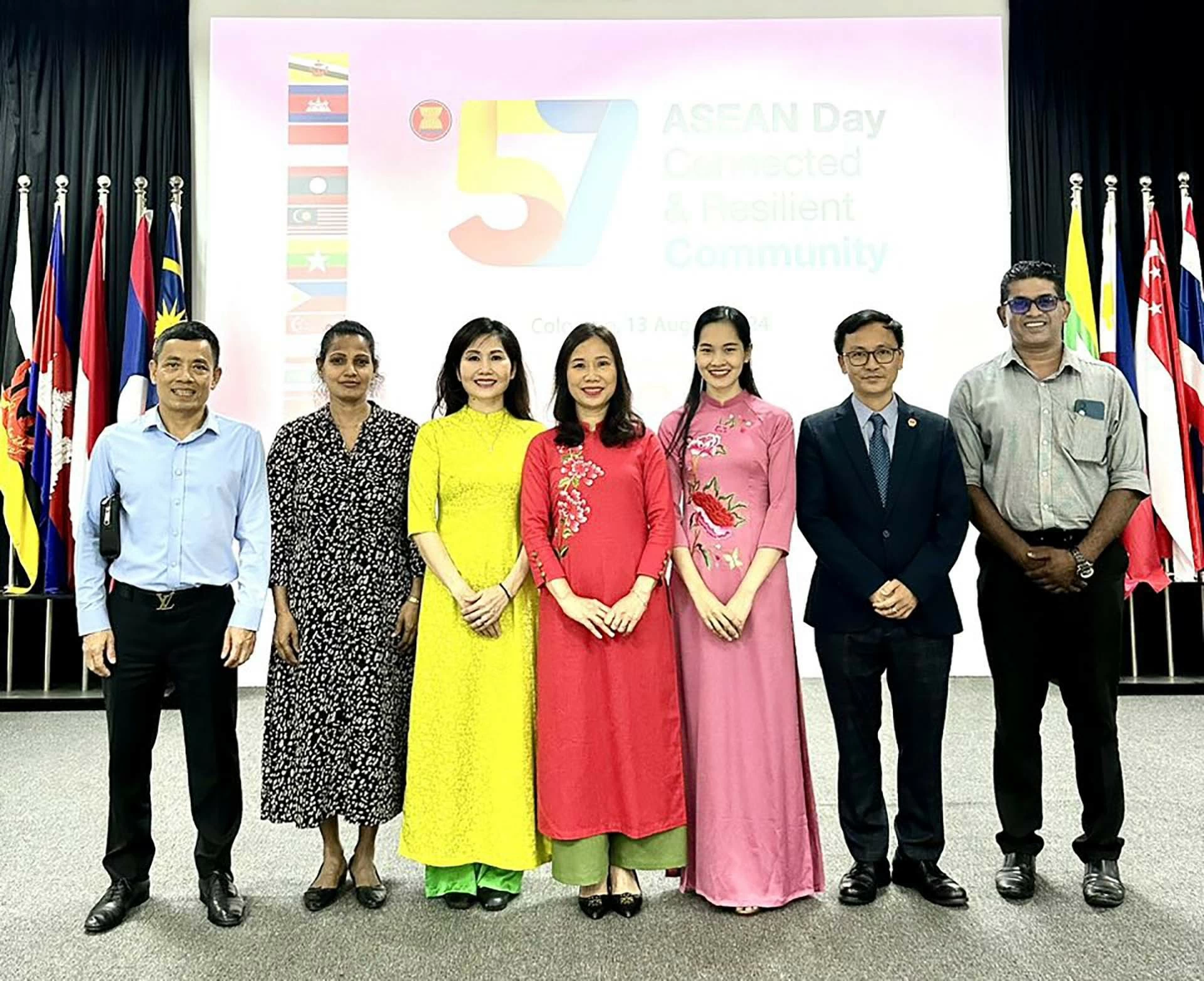 Thành viên Đại sứ quán Việt Nam tại Sri Lanka và gia đình. Thành viên Đại sứ quán Việt Nam tại Sri Lanka và gia đình.