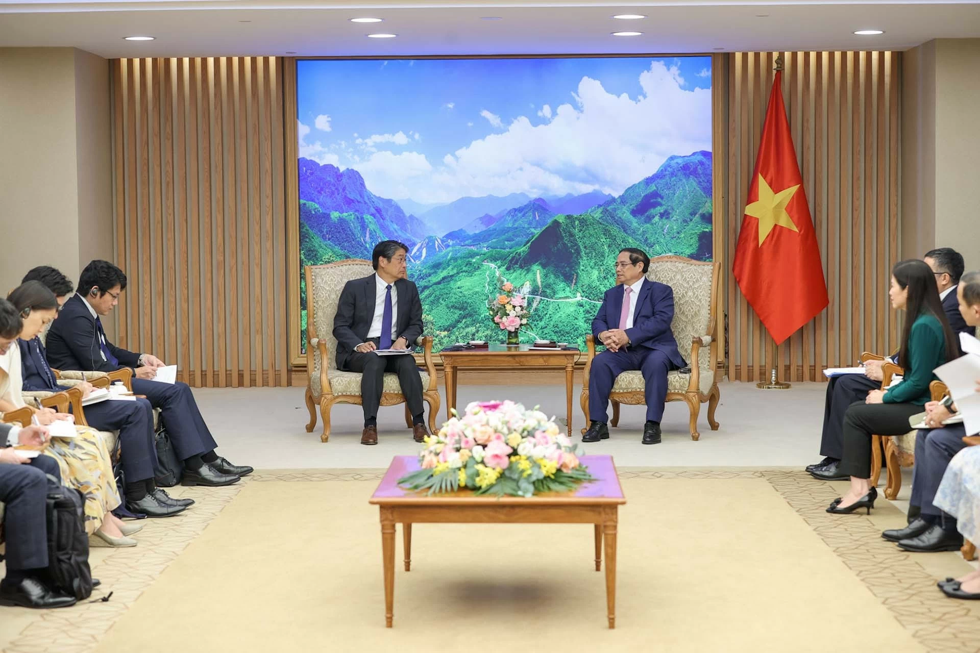 Phấn đấu tăng gấp đôi kim ngạch thương mại Việt Nam-Nhật Bản lên 100 tỷ USD sau 10 năm Phấn đấu tăng gấp đôi kim ngạch thương mại Việt Nam-Nhật Bản lên 100 tỷ USD sau 10 năm