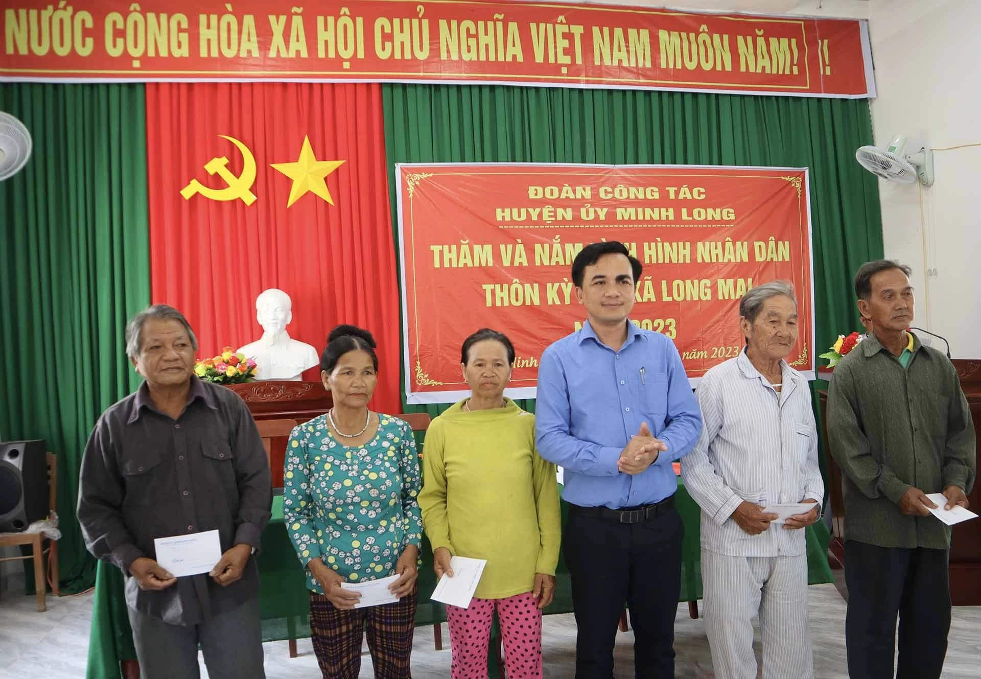 Huyện Minh Long thực hiện tốt phong trào chăm lo cho người nghèo và đối tượng chính sách. Huyện Minh Long thực hiện tốt phong trào chăm lo cho người nghèo và đối tượng chính sách.