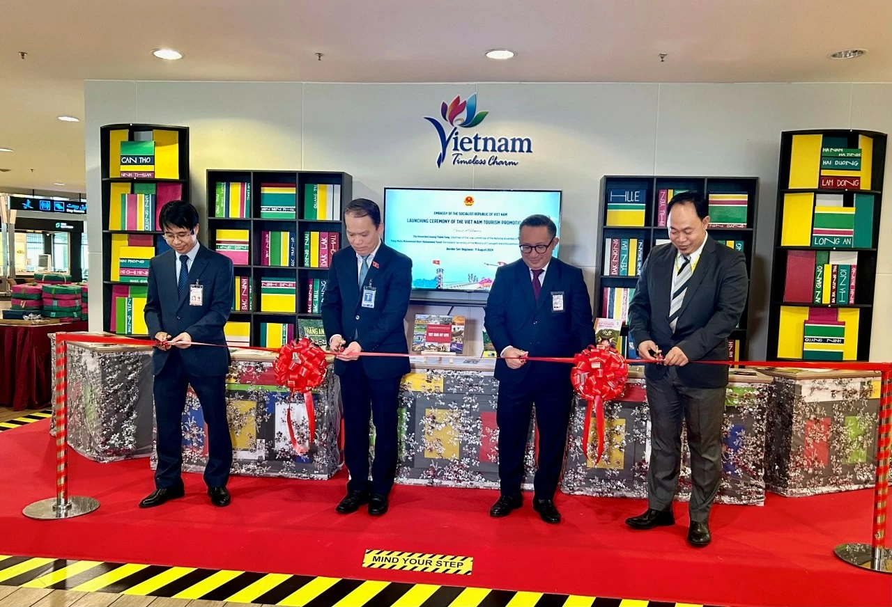 Đại sứ Trần Anh Vũ (ngoài cùng bên trái) và ông Hoàng Thanh Tùng, Chủ nhiệm Ủy ban Pháp luật của Quốc hội (thứ hai từ bên trái) cùng khách mời danh dự cắt băng khánh thành. Ảnh: Hằng Linh/PV TTXVN tại Malaysia Đại sứ Trần Anh Vũ (ngoài cùng bên trái) và ông Hoàng Thanh Tùng, Chủ nhiệm Ủy ban Pháp luật của Quốc hội (thứ hai từ bên trái) cùng khách mời danh dự cắt băng khánh thành. Ảnh: Hằng Linh/PV TTXVN tại Malaysia