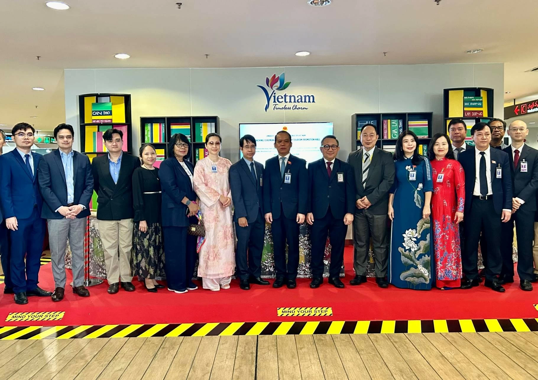 Đại sứ Trần Anh Vũ (thứ bảy từ bên trái) chụp ảnh kỷ niệm cùng quan khách. Ảnh: Hằng Linh/PV TTXVN tại Malaysia Đại sứ Trần Anh Vũ (thứ bảy từ bên trái) chụp ảnh kỷ niệm cùng quan khách. Ảnh: Hằng Linh/PV TTXVN tại Malaysia