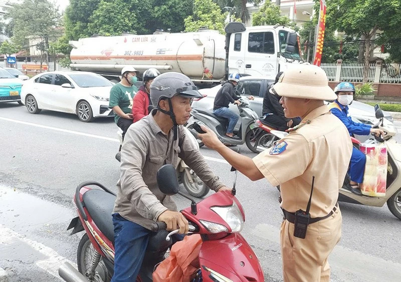 Hà Nội: Kiểm tra hàng trăm người điều khiển phương tiện, chỉ phát hiện 1 trường hợp vi phạm nồng độ cồn CSGT Tp. Hà Nội: Kiểm tra nhiều nhưng chỉ có 1 trường hợp vi phạm là tín hiệu mừng