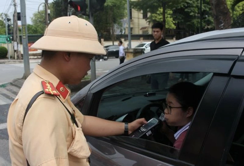 Hà Nội: Kiểm tra hàng trăm người điều khiển phương tiện, chỉ phát hiện 1 trường hợp vi phạm nồng độ cồn CSGT Tp. Hà Nội: Kiểm tra nhiều nhưng chỉ có 1 trường hợp vi phạm là tín hiệu mừng
