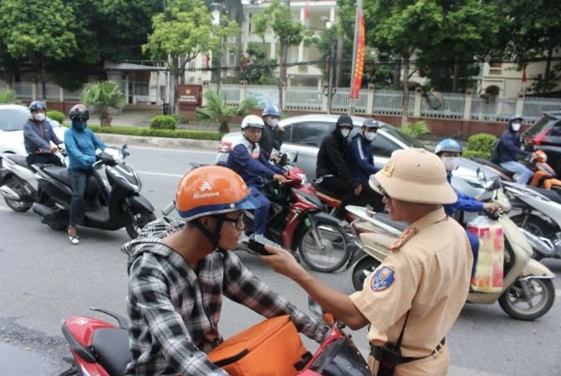 Hà Nội: Kiểm tra hàng trăm người điều khiển phương tiện, chỉ phát hiện 1 trường hợp vi phạm nồng độ cồn CSGT Tp. Hà Nội: Kiểm tra nhiều nhưng chỉ có 1 trường hợp vi phạm là tín hiệu mừng